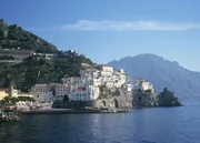 Malerisches Küstenpanorama – Die Häuser von Amalfi teilen sich die steilen Terrassen mit den Gärten.
