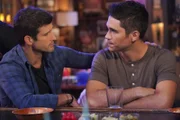 Riley (Parker Young, l.); Todd (Myko Olivier, r.)