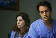 Während es zwischen Meredith (Ellen Pompeo, l.) und Derek noch etwas kriselt, ist George (T.R. Knight, r.) stinksauer, dass Izzie ihm nichts von ihrer Krankheit erzählt und stattdessen Cristina ins Vertrauen gezogen hat ...