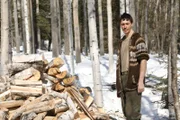 Alex Javor sichert mehrere Tagesvorräte an Brennholz für die kommenden Wintermonate. (National Geographic/Mike Fennell)
