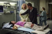 Izzie (Katherine Heigl, M.) versucht Alex (Justin Chambers, r.) was Rebecca (Elizabeth Reaser,  r.) betrifft zu helfen, doch Alex will diese Hilfe anfangs nicht annehmen ...