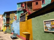 Impression bunte Häuser im alten Hafenviertel La Boca in Buenos Aires.