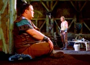 Hercules (Kevin Sorbo, re.) freundet sich mit dem sanftmütigen Riesen Typhon (Glenn Shadix) an.