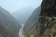 Das ist das wohl bisher größte Abenteuer der Iceroad-Trucker: Im fernen Indien befahren sie die gefährlichsten Routen der Welt - die Gebirgsstraßen im Himalaya./Das ist das wohl bisher größte Abenteuer der Iceroad-Trucker: Im fernen Indien befahren sie die gefährlichsten Routen der Welt - die Gebirgsstraßen im Himalaya.