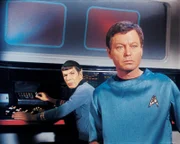 Dr. McCoy (DeForest Kelley, r.) und Spock (Leonard Nimoy)