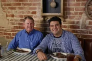 Auf der Suche nach den imposantesten Steaks in ganz Amerika landet Adam Richman (r.) in Oklahoma City, wo er im Cattlemen's Café von Dick Stubbs (l.) ein klassisches T-Bone-Steak probiert ...