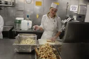 Küchenpraktikantin Elisabeth sticht Toastbrot in der Küche aus, ihre erste Aufgabe in der Bordküche der Grand Lady.