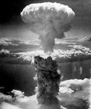 Diese Waffe ist bis heute der Inbegriff für Angst und Terror. Im August 1945 fallen zwei Atombomben auf Hiroshima und Nagasaki.