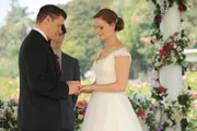 Booth (David Boreanaz) und Brennan (Emily Deschanel) geben sich endlich das Ja-Wort.
