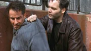 Robert (Vincent D'Onofrio, r.) verdächtigt Dale (Geoffrey Nauffts) des Mordes an seiner Freundin.
