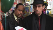 Detective Tutuola (Ice-T, l.) und Detective Munch (Richard Belzer) sind dem Killer dicht auf den Fersen. Sie haben den Laden für Partybedarf gefunden, in dem der Kindermörder die Requisiten für sein grausames Ritual gekauft hat.