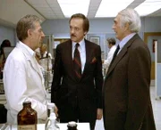 Quincy (Jack Klugman, li.) und Dr. Astin (John S. Ragin, Mi.) beraten sich mit Anwalt George Temple (Rober Alda), der den Angeklagten Frank Munson vertritt.