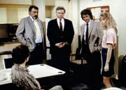 Mark (Victor French, 2.v.l.) und Jonathan (Michael Landon, 2.v.r.) stellen den Lehrern der Highschool ihre Undercoveragentin Denise vor.