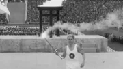 Der Fackelläufer bei der Eröffnung der Olympischen Spiele 1936.