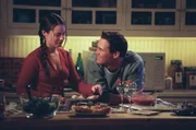Sichtlich genießen Piper (Holly Marie Combs, l.) und Leo (Brian Krause, r.) es, zusammen ihr gemeinsames Abendessen in der Küche vorzubereiten.
