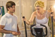 Eva (Claudelle Deckert) zeigt beim Sport mit Paco (Milos Vukovic) ihren unermüdlichen Einsatz für ihre Beziehung mit Till.