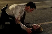 Der SUV von Kate Joyner (Sienna Guillory, r.) ist in die Luft gegangen. Hotch (Thomas Gibson, l.) versucht, sie zu retten. Doch wird sie diesen Anschlag überleben?