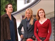 Xander (Nicholas Brendon, l.), Anya (Emma Caulfield, M.) und Willow (Alyson Hannigan, r.) sind zutiefst betroffen, Buffy nicht mehr an ihrer Seite zu haben ...