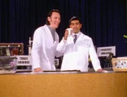 Nigel (Steve Valentine, l.) und Bug (Ravi Kapoor) leben ihren Traum vom Starruhm aus, indem sie sich zum Casting für eine Autopsie-Show anmelden.