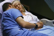 Alex (Justin Chambers, l.) macht sich große Sorgen um Izzie (Katherine Heigl, r.), die an einem Tumor leidet ...