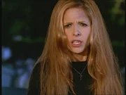 Die Freunde ahnen nicht, dass trotz der Unterbrechung des Erweckungsrituals, Buffy (Sarah Michelle Gellar) zum Leben erweckt wurde. Nachden sie sich qualvoll aus ihrem Grab befreit hat, ist sie extrem verstört ...