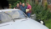 Von links: Heike, Bodo und Bernd begutachten mit Trödelexperte Otto Schulte die alten Autos.