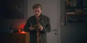 Finn (Zac Gabriel Werb) findet das mysteriöse A-Kith, das in seiner Jackentasche gesteckt hat.