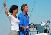 Jan Hansen (Sigmar Solbach) und seine Freundin Anne (Gerit Kling) segeln nach Uruguay.