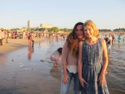 Passagiere und beste Freundinnen Jenny und Marijana am Strand in Montevideo, Uruguay, wo das Fest der Meeresgöttin gefeiert wird.