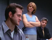 Gelingt es Detective Eames (Kathryn Erbe), den kaltblütigen Mordangeklagten Jay Lippman (Jim True-Frost, l.) zum Geständnis zu bewegen?
