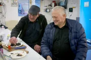 Eymar Ernarsson (li.) und Bergur Garðarsson (re.) sind beste Freunde. Zusammen fischen sie den neuen Schatz der isländischen Meere: die Seegurke.