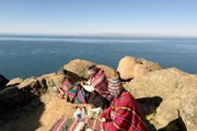 Hoch über dem Titicacasee: Ein bolivianischer Wanderheiler und seine Frau bereiten eine Kräuterzeremonie vor.