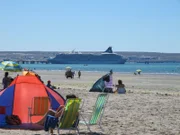Impression von der Grand Lady im Hafen von Puerto Madryn, Argentinien, mit Strand im Vordergrund.