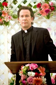 Als vermeintlicher Pfarrer dringt Nathan Ford (Timothy Hutton) unbemerkt mitten in das Mafia- Familiengelage ein.