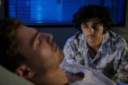 Bruno (Martin Peńaloza Cecconi, r.) macht sich große Sorgen um Phillip (Eric Cordes, l.), der im Einsatz von einem Pkw angefahren und schwer verletzt wurde.