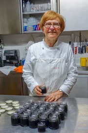 Die Köchin Christina Maresi hat eine Lieferung frischen Kaviar erhalten. Für ihre Gäste wird sie den berühmten Caviale Ferrarese zubereiten. Für Christina ist Kaviar mehr als nur eine Delikatesse.