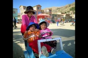 Kinder in der Nähe von La Paz beim jährlichen Pachamamafest, das zu Ehren der Mutter Erde gefeiert wird.