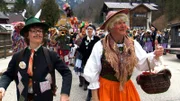 Hannes Scheck (rechts), Präsident des Faschingsvereins von Ebensee, geht beim Fetzenzug in Ebensee als "Almreserl" voran.