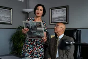 Frau Stockl (Marisa Burger, l.) und Polizeidirektor Achtziger (Alexander Duda, r.) unterhalten sich über den neuesten Rosenheimer Klatsch und Tratsch.