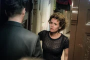 Melissa Bols (Melika Foroutan, r.) öffnet Felix Montabaur (Thomas Heinze, l.) die Tür - in der Hoffnung, dass es Neues vom Entführer gibt.