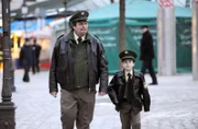 Einsatz im Münchner Faschingstreiben: Xaver (Andreas Giebel, links) und sein kleiner Neffe Maxi (Jonas Wittmann), der als kleiner Polizist geht, sind auf der Suche nach den falschen Polizisten.