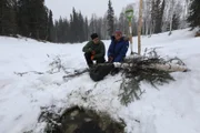 Chris Morse und seine Frau Jessi Morse fangen einen Biber auf dem zugefrorenen Fluss. (National Geographic/Soren Sieberts)