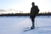 Alex Javor beim Skifahren auf einem zugefrorenen See (National Geographic/Mike Fennell)