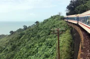 Fahrt des „Zuges der Einheit“ entlang des Südchinesischen Meeres unterhalb des Wolkenpasses
