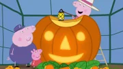 (v.l.n.r.) Opa Wutz, Peppa und Oma wutz schnitzen dem Riesenkürbis ein gruseliges Halloween-Gesicht!