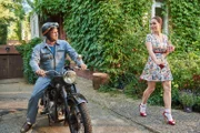 Magda (Verena Altenberger) empfiehlt Tobias (Matthias Komm) einen Wunderheiligen, um die Probleme mit seinem Motorrad zu lösen.