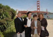 Beatrice (Heide Keller, r.) begleitet Lothar (Uwe Friedrichsen, l.), Cora (Katharina Meinecke, 2.v.l.) und Daniel (Patrick Mölleken, 2.v.r.) auf ihrem Landgang nach San Francisco.