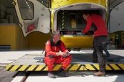 Nach einer Helikopter-Panne müssen Michael (Robert Lohr, l.) und Rudi (Michael Pascher, r.) alles doppelt checken.