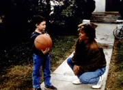Jonathan (Michael Landon, r.) versucht, dem kleinen Robbie zu erklären, dass sein Vater im Himmel ist.