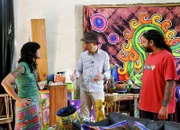 Reto Brennwald (M.) mit Wandmalerin Cristina Pineda (l.) in Ataco, El Salvador.